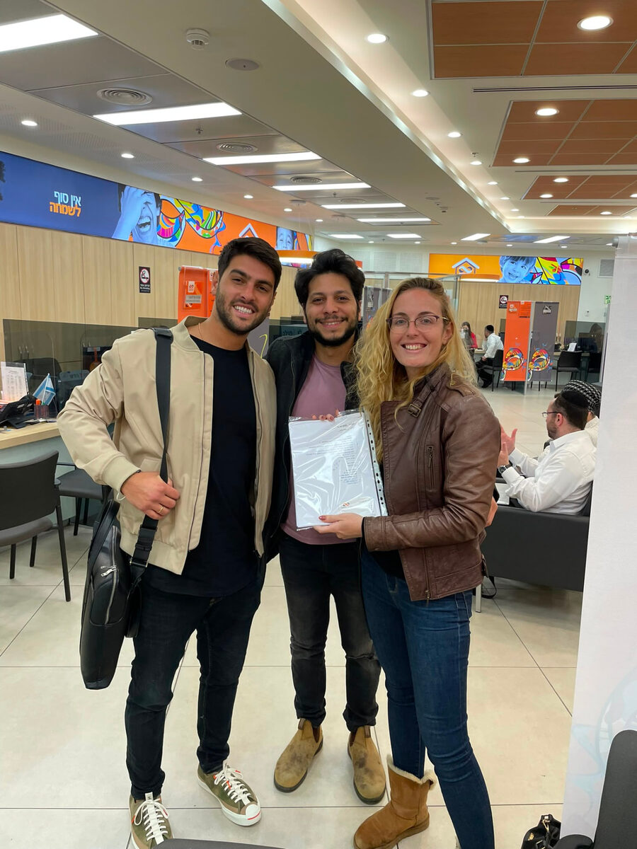 לקוחות מחזיקים את מסמכי המשכנתא המאושרים