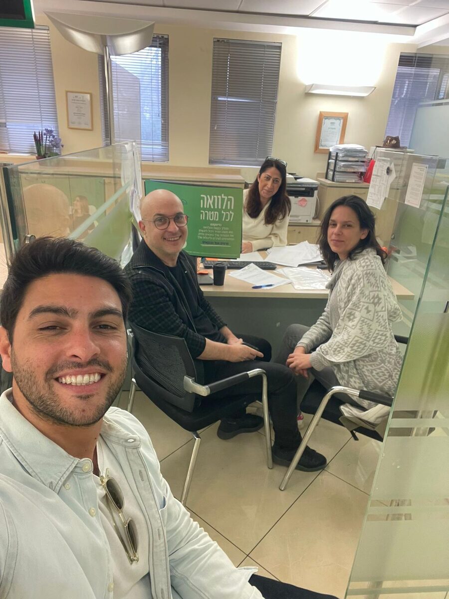 סער עם לקוחות בפגישה בבנק בסיום התהליך